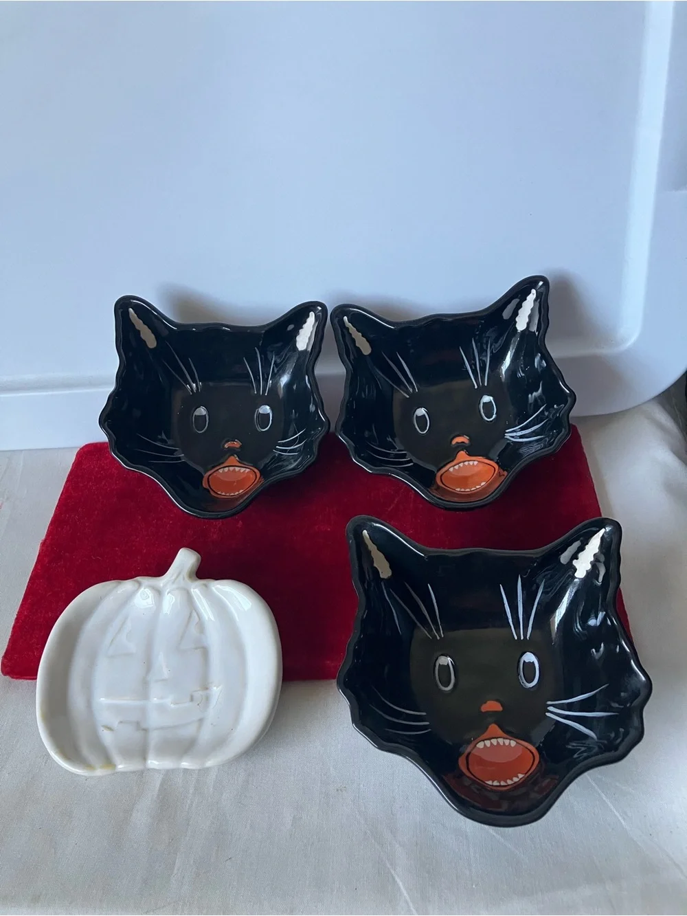 Pottery Barn Lot 4 Halloween Ceramic Dishes Vintage Look Black Cat White Pumpkin